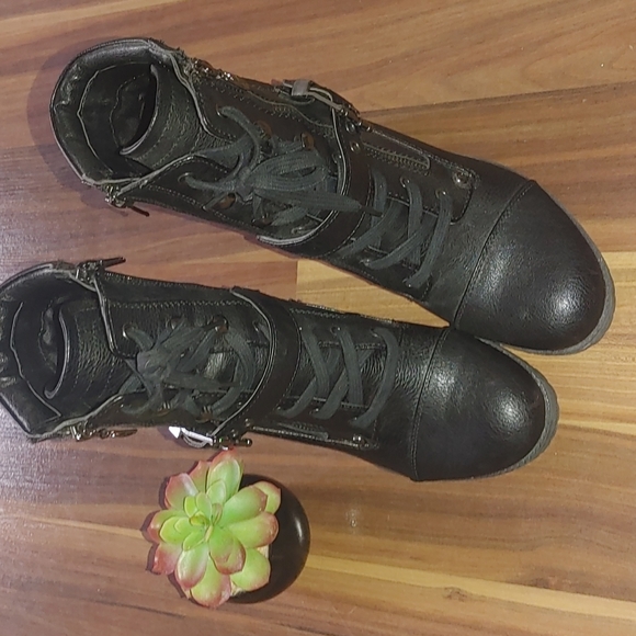 🖤G by Guess Ankle Boots🖤 - Picture 3 of 3